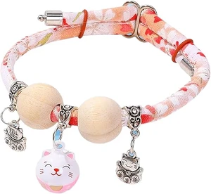 Natural Wooden Bead Cat Collar with Random Charm – Stylish Adjustable Collar for Cats with Gentle Insect Protection