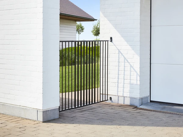 Savic Dog Barrier Gate Outdoor | Weatherproof & Adjustable Pet Gate for Dogs, Width Range from 84 to 154 cm and 95cm Height